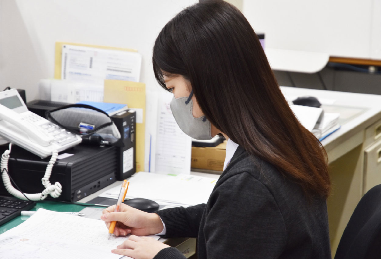 総務部先輩イメージ